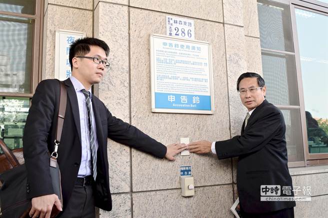 涂醒哲（右）在律師張育瑋陪同，前往嘉義地檢，告爆料者簡俊平加重毀謗罪。（圖片來源：臺灣《中時電子報》）