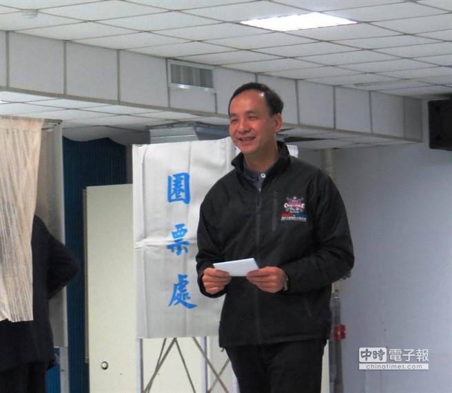 朱立倫昨到到三重投下黨主席票，面容輕松愉快。(臺媒圖)