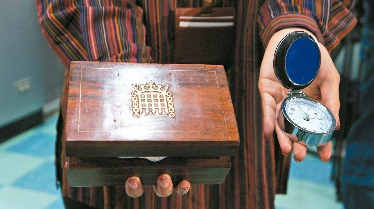 柯文哲獲贈懷表稱是破銅爛鐵挨批 英官員發聲明致歉 柯文哲獲贈懷表稱是破銅爛鐵挨批 英官員發聲明致歉