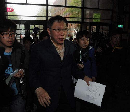 柯文哲稱“進口外籍新娘” 再度失言遭抗議(圖) 柯文哲稱“進口外籍新娘” 再度失言遭抗議(圖)