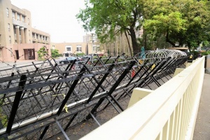 臺灣太陽花學(xué)運(yùn)周年警方出動150警維安,拒馬戒備。(臺媒圖) 臺灣太陽花學(xué)運(yùn)周年警方出動150警維安,拒馬戒備。(臺媒圖)