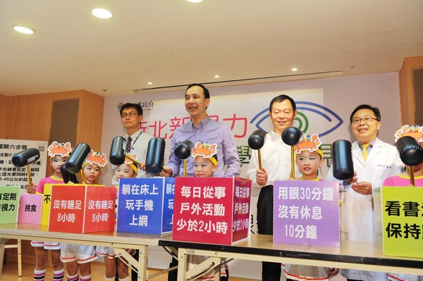 洪秀柱要國(guó)民黨退回700萬(wàn) 朱立倫回應(yīng):她開玩笑的 洪秀柱要國(guó)民黨退回700萬(wàn) 朱立倫回應(yīng):她開玩笑的