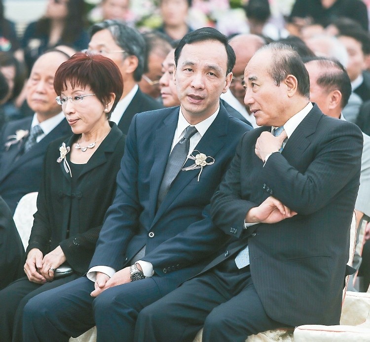 馬英九辦公室資政廖了以的母親昨天舉行公祭,朱立倫(中)坐在王金平與洪秀柱之間,朱王兩人互動頻繁 馬英九辦公室資政廖了以的母親昨天舉行公祭,朱立倫(中)坐在王金平與洪秀柱之間,朱王兩人互動頻繁