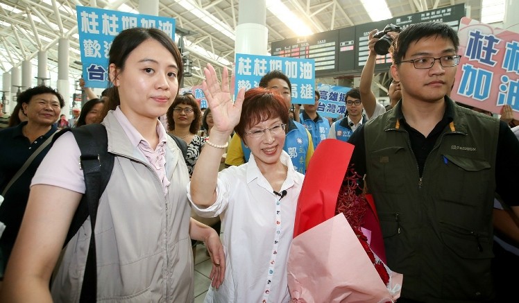 洪秀乘地鐵南下高雄被媒體及熱情民眾包圍 洪秀乘地鐵南下高雄被媒體及熱情民眾包圍