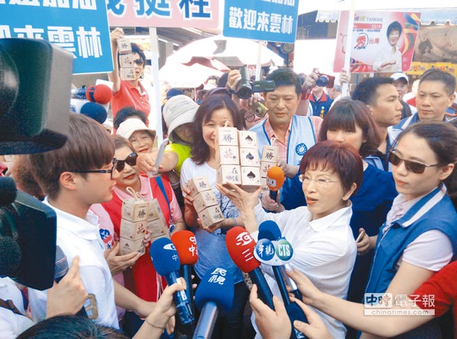 洪秀柱云林拜票民眾熱情 蒜、粽、鳳梨收到手軟(圖) 洪秀柱云林拜票民眾熱情 蒜、粽、鳳梨收到手軟(圖)