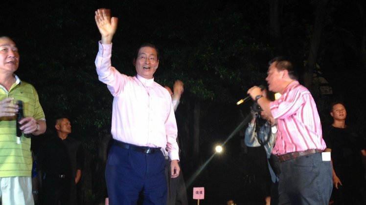 張安樂今天晚間抵達“教育部”,登上舞臺揮手致意, 張安樂今天晚間抵達“教育部”,登上舞臺揮手致意,