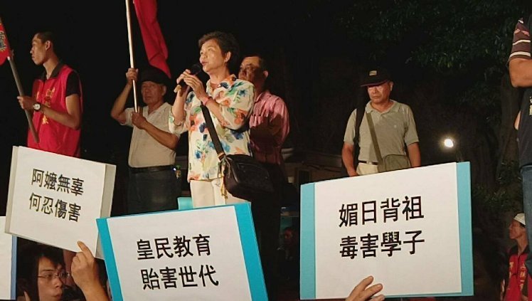 "白狼"張安樂攜抗日人士后代路過"教育部" 規勸學生 "白狼"張安樂攜抗日人士后代路過"教育部" 規勸學生