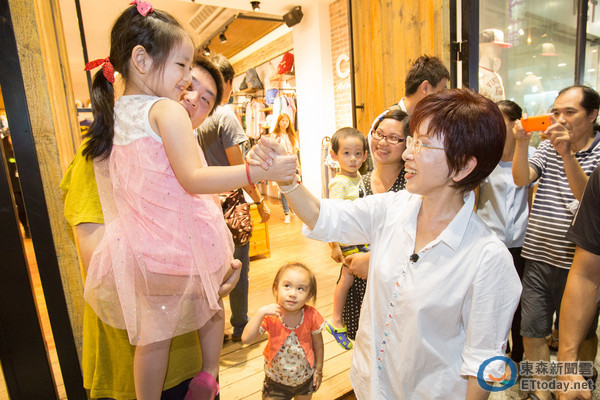 洪秀柱造訪宜蘭夜市“人氣旺” 700米道愣走90分鐘(圖) 洪秀柱造訪宜蘭夜市“人氣旺” 700米道愣走90分鐘(圖)