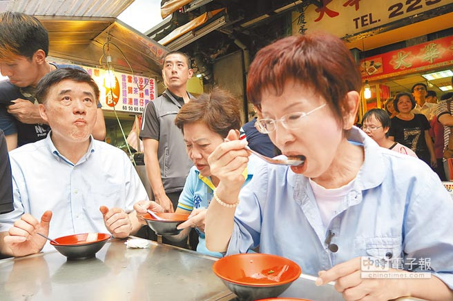 宋楚瑜自曝有“戀國民黨情結” 洪秀柱:拿出行動 宋楚瑜自曝有“戀國民黨情結” 洪秀柱:拿出行動