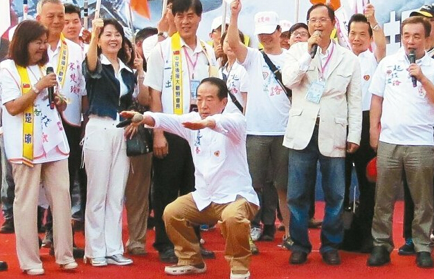 宋楚瑜演講蹲馬步證明體力 呼吁別再選出菜瓜(圖)