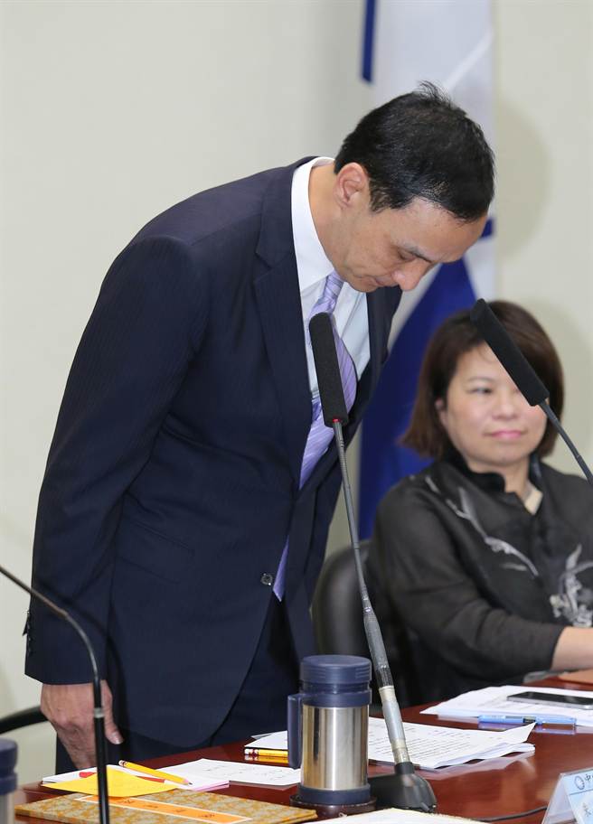 朱立倫二度向洪鞠躬致歉 強調(diào)已到救亡圖存的時刻 朱立倫二度向洪鞠躬致歉 強調(diào)已到救亡圖存的時刻