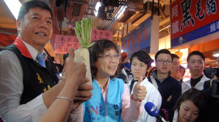 王如玄拜票處女秀 民眾送菜頭祝高票當選(圖) 王如玄拜票處女秀 民眾送菜頭祝高票當選(圖)