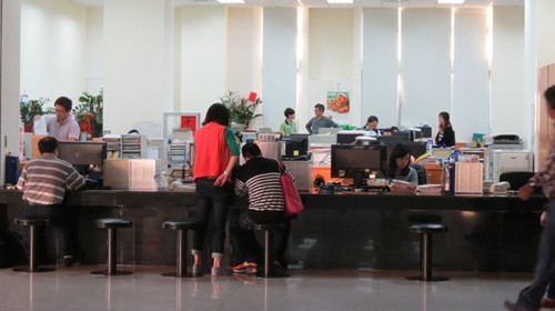 財政吃緊苗栗縣府裁減百人臨時人員批不公(圖)