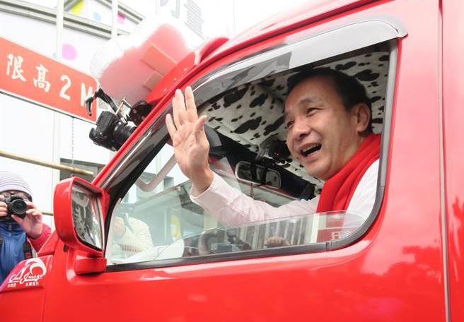 朱立倫化身“暖男車長”進駐黨部 替選情加溫(圖) 朱立倫化身“暖男車長”進駐黨部 替選情加溫(圖)