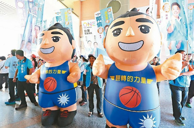 藍營“立委”候選人準備大型充氣娃娃，大喊凍蒜。（圖/《聯(lián)合報》 程宜華攝影）
