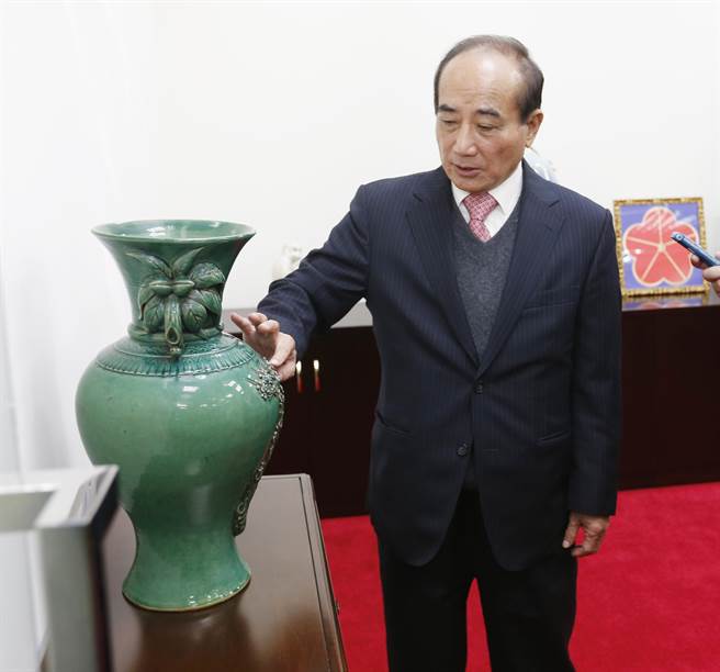 王金平介紹友人送的花瓶。(圖/《中時(shí)電子報(bào)》 姚志平攝) 王金平介紹友人送的花瓶。(圖/《中時(shí)電子報(bào)》 姚志平攝)