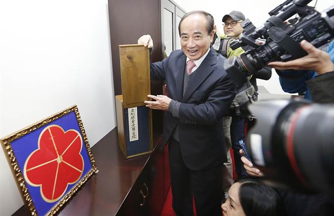 王金平介紹友人送的金剛經(jīng) 王金平介紹友人送的金剛經(jīng)