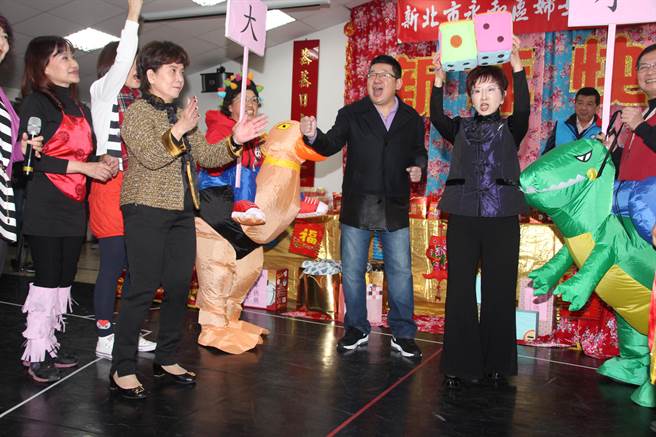 國民黨主席參選人洪秀柱、“立委”林德福、新北市議員陳鴻源16日下午出席新北市永和區婦女會新春團拜 國民黨主席參選人洪秀柱、“立委”林德福、新北市議員陳鴻源16日下午出席新北市永和區婦女會新春團拜