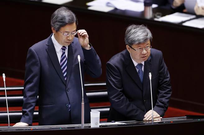 臺政大校方撕毀學生228海報 吳思華坦誠不適當 臺政大校方撕毀學生228海報 吳思華坦誠不適當