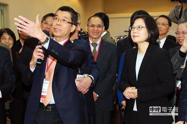 臺學(xué)者:蔡英文產(chǎn)業(yè)之旅已成新貪腐的發(fā)起線 臺學(xué)者:蔡英文產(chǎn)業(yè)之旅已成新貪腐的發(fā)起線