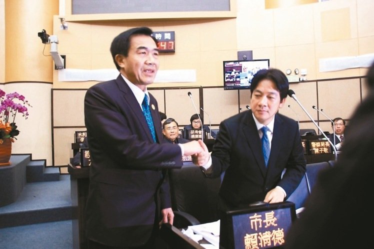 李全教賴清德握手一秒"破冰" 藍贊禮貌綠轟矯情(圖) 李全教賴清德握手一秒"破冰" 藍贊禮貌綠轟矯情(圖)