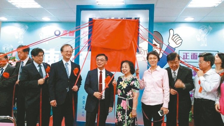 國民黨不分區(qū)“立委”陳宜民（右五）高雄服務處10日舉行揭幕儀式