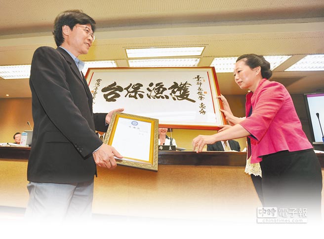 臺灣新當(dāng)局對沖之鳥礁立場搖擺 漁民赴“立院”陳情 臺灣新當(dāng)局對沖之鳥礁立場搖擺 漁民赴“立院”陳情