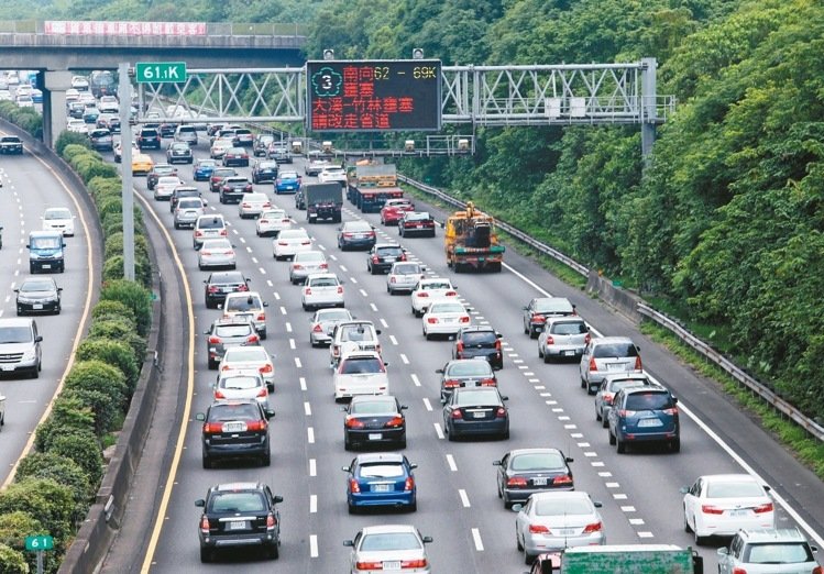端午首日臺灣高速塞爆 民眾大罵臺當局“混蛋新政” 端午首日臺灣高速塞爆 民眾大罵臺當局“混蛋新政”
