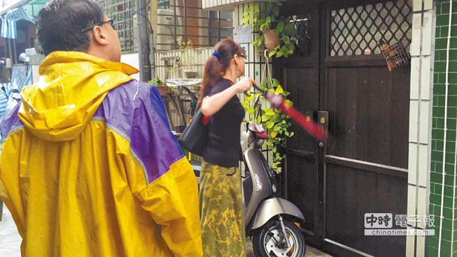 臺(tái)灣民眾“蛋洗”辱罵老人女子住所抗議(圖) 臺(tái)灣民眾“蛋洗”辱罵老人女子住所抗議(圖)