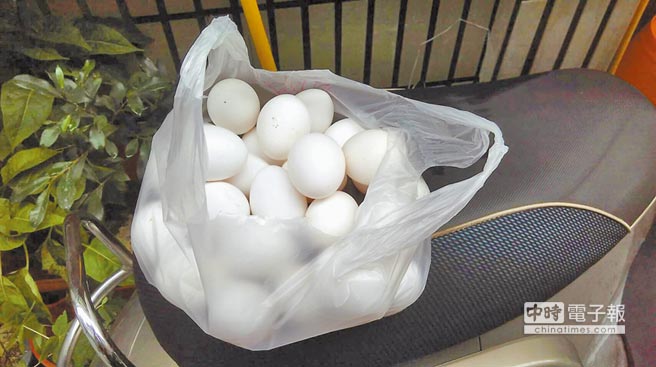 臺(tái)灣民眾“蛋洗”辱罵老人女子住所抗議(圖) 臺(tái)灣民眾“蛋洗”辱罵老人女子住所抗議(圖)