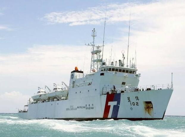 臺灣偉星艦12日晚間抵達太平島周邊海域執勤。（圖片來源：踢完《聯合報》）