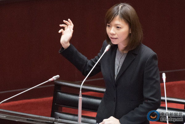 臺當局趁臺風夜開放疫區牛肉進口 被質疑黑箱作業 臺當局趁臺風夜開放疫區牛肉進口 被質疑黑箱作業