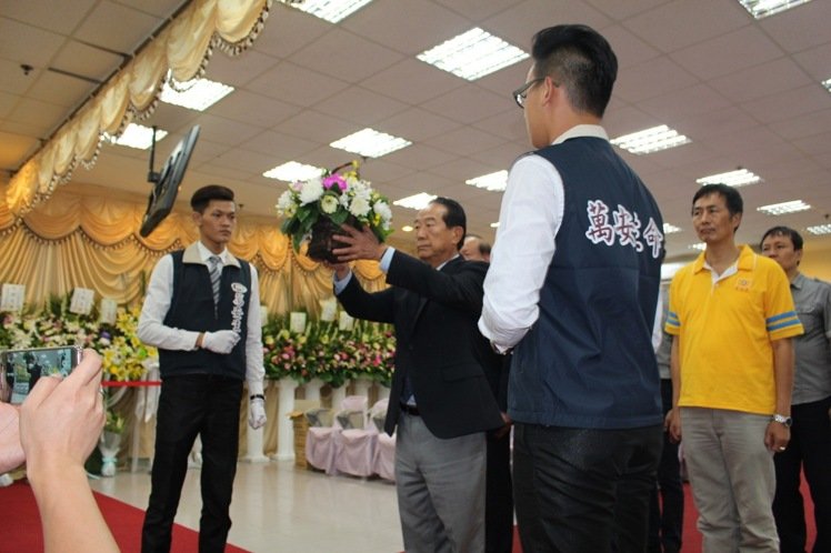 宋楚瑜為陸客團罹難者拈香 稱遺憾又慚愧 宋楚瑜為陸客團罹難者拈香 稱遺憾又慚愧