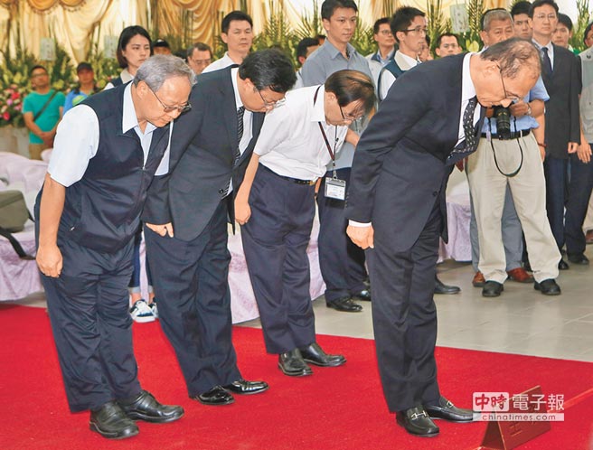 臺灣新當局上臺后意外狀況連連，圖為日前游覽車火燒車事件后，林全（右一）率“交通部次長”范植谷（左起）、桃園市長鄭文燦到中壢殯儀館吊唁罹難者