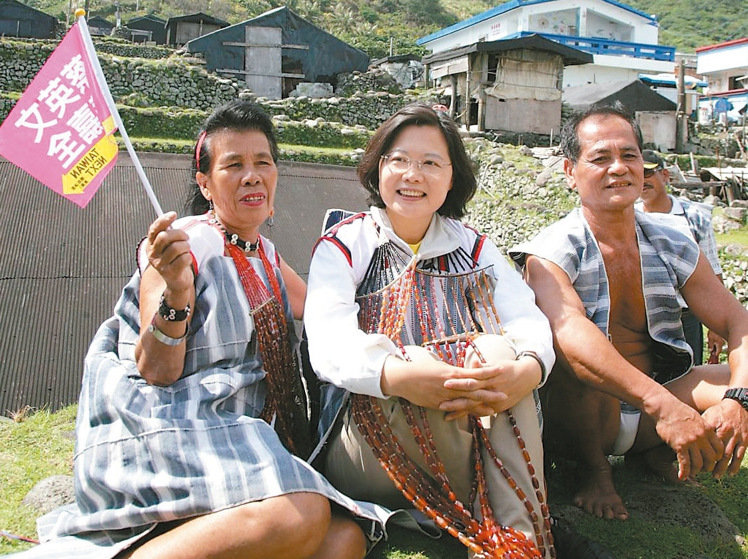 蔡英文今天（15日）將親往蘭嶼，回應(yīng)核廢問題。圖為2011年10月，她前往蘭嶼參觀核廢料貯存場，穿著傳統(tǒng)服飾與少數(shù)民族合影