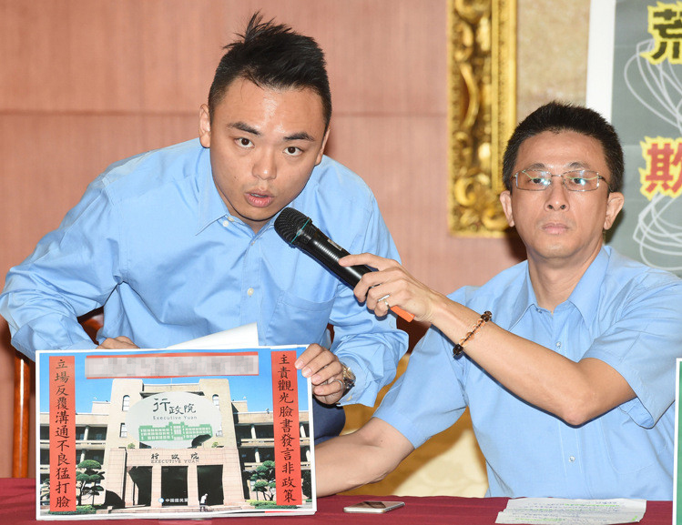 “荒腔走板蔡當(dāng)局,欺人太甚‘雇綠雄’”記者會(huì)上,國民黨文傳會(huì)副主委洪孟楷(左)與胡文琦(右)等人提出質(zhì)疑,民進(jìn)黨中央黨部可能成為國民黨的附隨組織 “荒腔走板蔡當(dāng)局,欺人太甚‘雇綠雄’”記者會(huì)上,國民黨文傳會(huì)副主委洪孟楷(左)與胡文琦(右)等人提出質(zhì)疑,民進(jìn)黨中央黨部可能成為國民黨的附隨組織