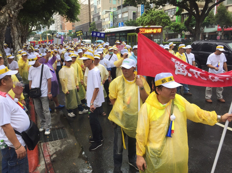 臺(tái)灣“百萬(wàn)觀光產(chǎn)業(yè)自救大游行”13日走上街頭抗議