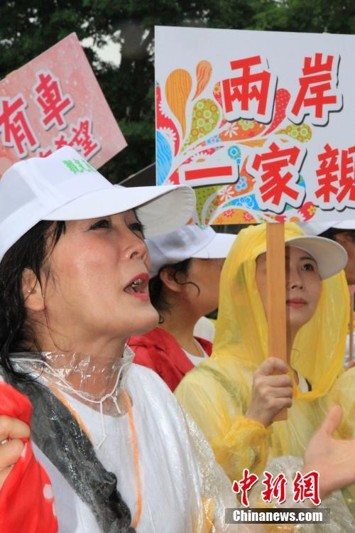 臺灣觀光業(yè)者2萬人上街游行"要生存"(組圖)