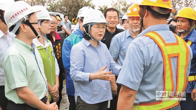蔡英文林全勘災專注臺電 臺媒:修補關系? 蔡英文林全勘災專注臺電 臺媒:修補關系?