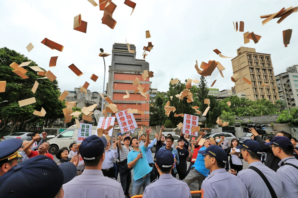不滿薪資被凍結(jié) 國(guó)民黨工聚集“黨產(chǎn)會(huì)”抗議（圖）
