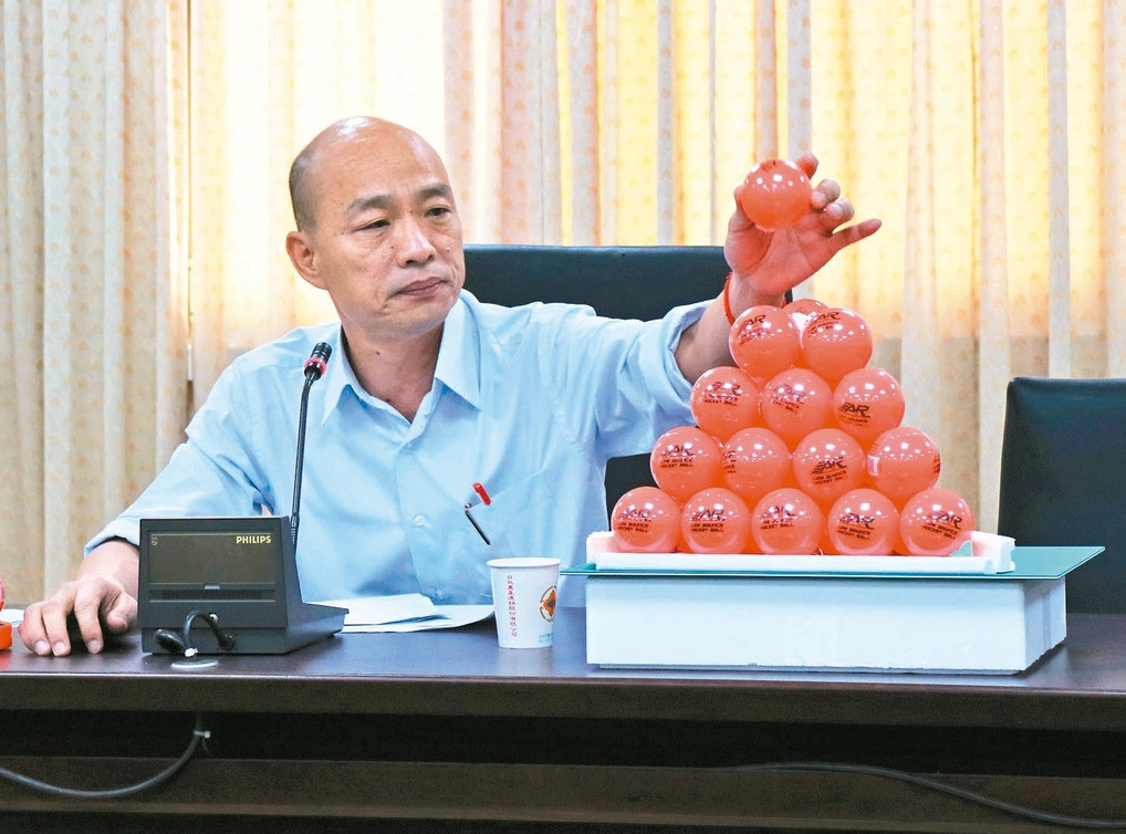 臺北農產公司總經理韓國瑜召開記者會批立委段宜康是小癟三，更指如果自己績效不好、操守不好，就把曲棍球吃掉