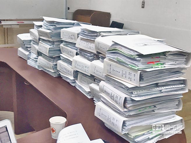 韓國瑜昨親上火線召開記者會，并擺出帳冊，炮轟段是躲在網路后面放冷箭的“小癟三”。