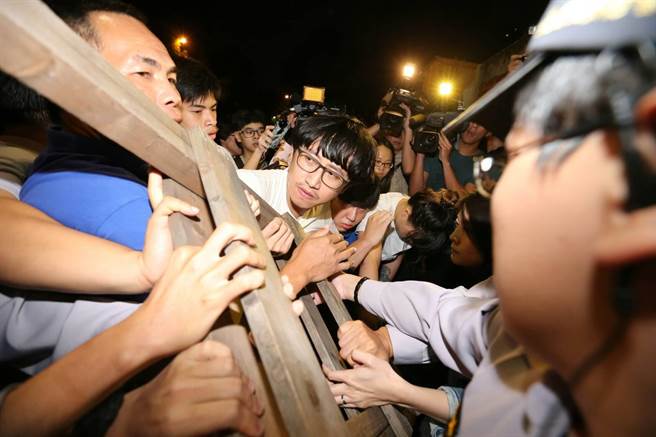 抗議刪除7天假，27日晚間群眾扛著梯子欲翻墻攻占“立法院”議場