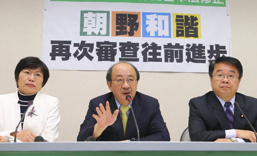 圖為爭議多時的“勞基法”細則審查，民進黨團總召柯建銘（中） 、干事長吳秉叡（右）、書記長劉世芳（左） 一同現身宣布協商結果