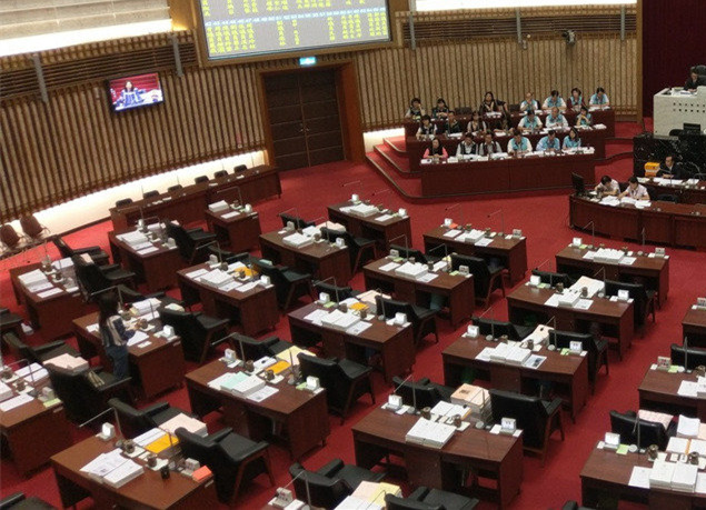 "一例一休"吵不停 民進黨議員:沒看過這么笨的當局
