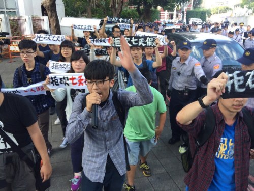 臺作家談"一例一休"案:蔡當局亂象是"會計當總經理"