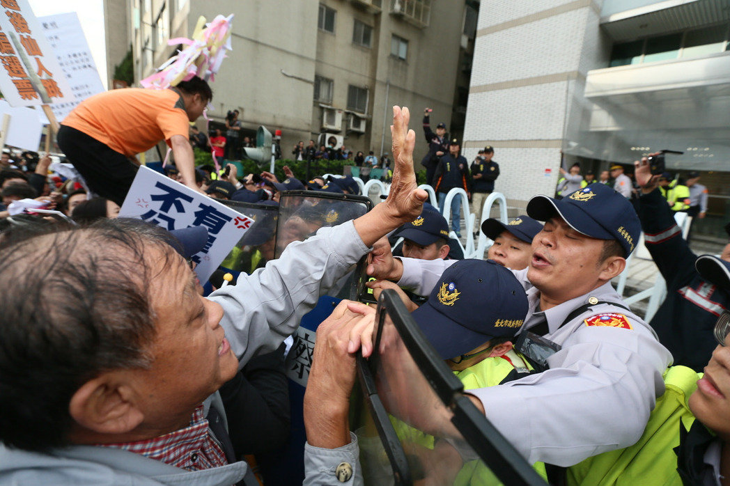 國民黨支持者29日下午從黨部出發，帶著抗議標語一路步行至“黨產會”門口，在高喊口號后沖向“黨產會”門口，與警方爆發推擠沖突