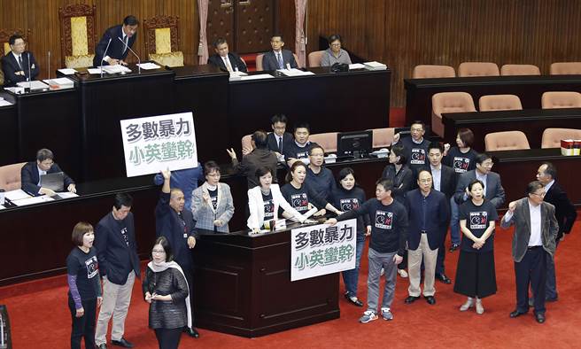 臺當局"一例一休"闖關失敗 議場變"戰(zhàn)場"下周再議
