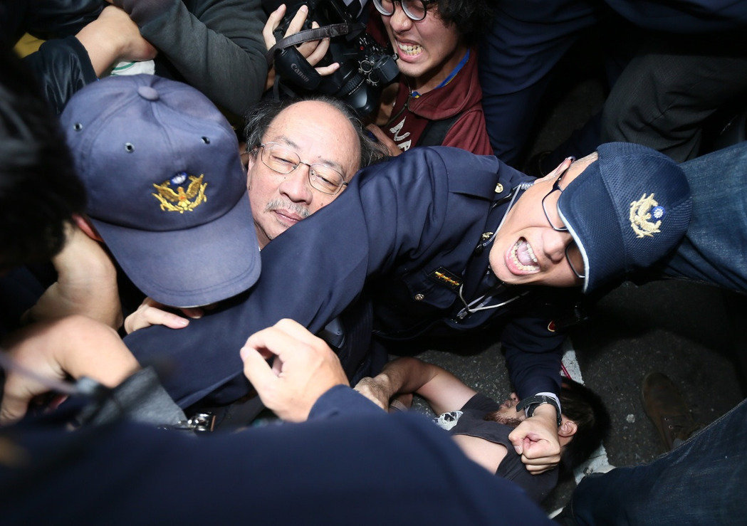 民進黨“立法院”黨團總召柯建銘3日說，2日勒住他脖子的人與在“立法院”打陳瑩的是同一人