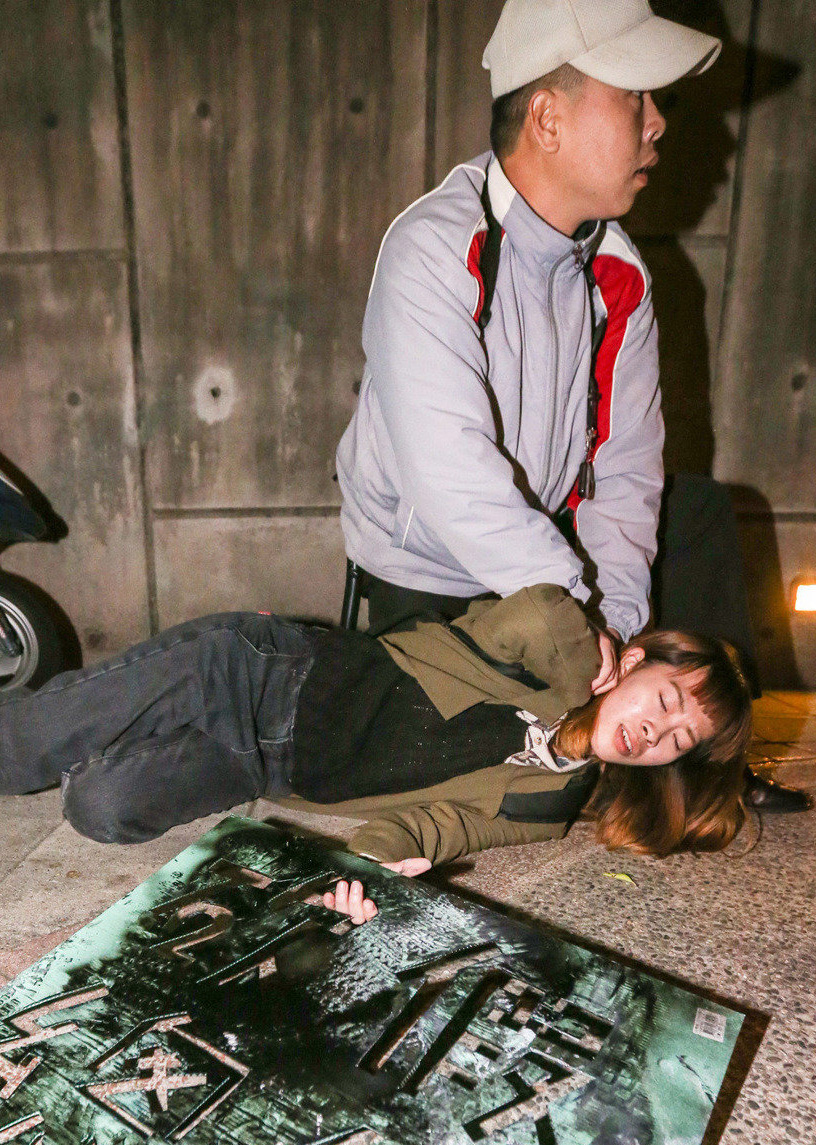 警方以優勢警力驅逐抗議民眾 警方以優勢警力驅逐抗議民眾